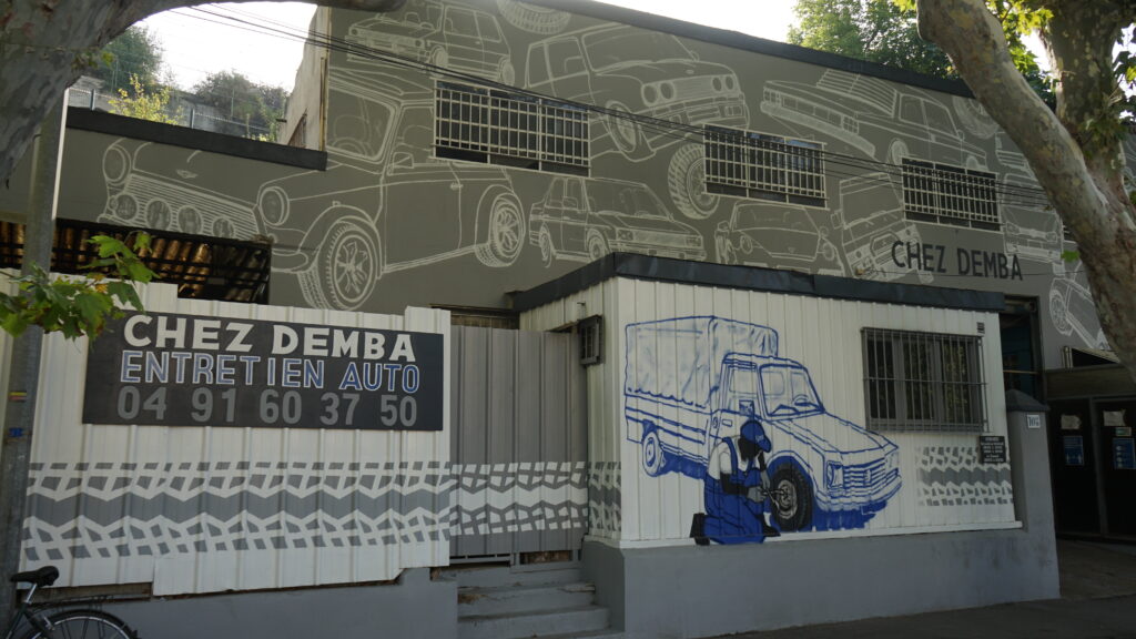 Décoration d'une enseigne de garage automobile à la bombe aérosol