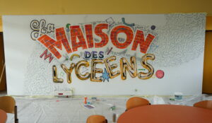 Décoration d'un mur de lycée à la bombe aérosol